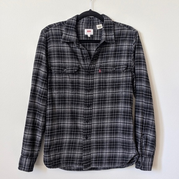 Levi's Tops - Levi’s flannel (boyfriend fit)